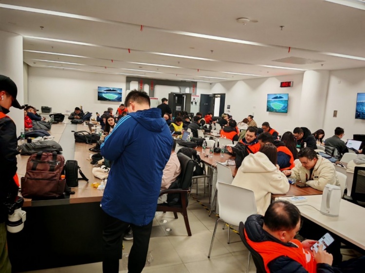  記者曬超級杯報道現場圖：中國足球2025第一戰(zhàn)，關注度拉滿
