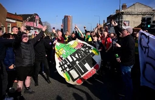  曼晚：約5000曼聯(lián)球迷賽前抗議格雷澤家族，打出多個標(biāo)語橫幅