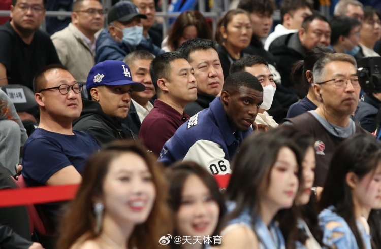  真籃球迷！國安外援法比奧攜玉昆外援科斯塔來到五棵松觀戰(zhàn)CBA