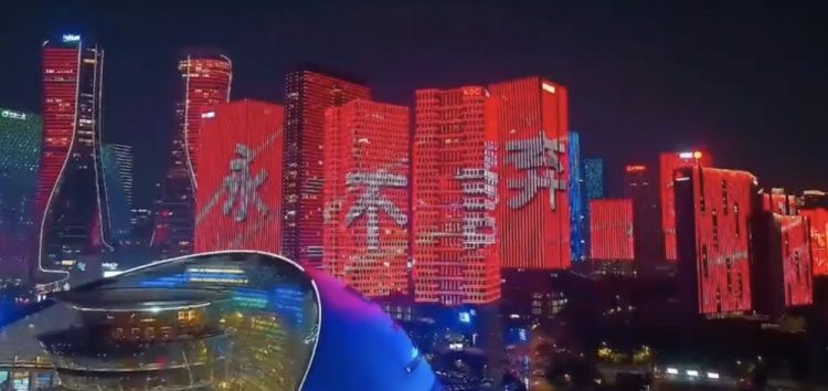  主場(chǎng)氛圍拉滿！杭州全城掀起“中國(guó)紅”燈光秀，為國(guó)足助威