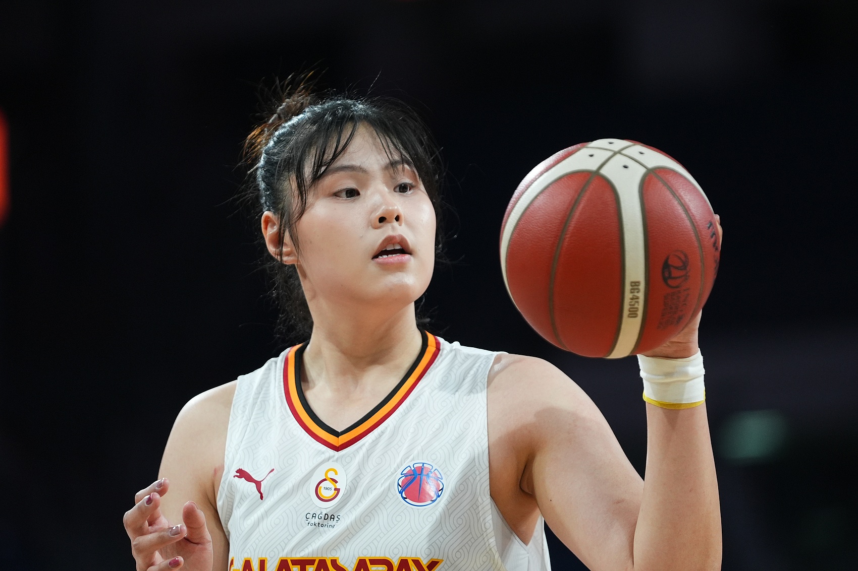  穩(wěn)定高效！李月汝9中6得到18分10板1助2斷1帽 罰球6中6