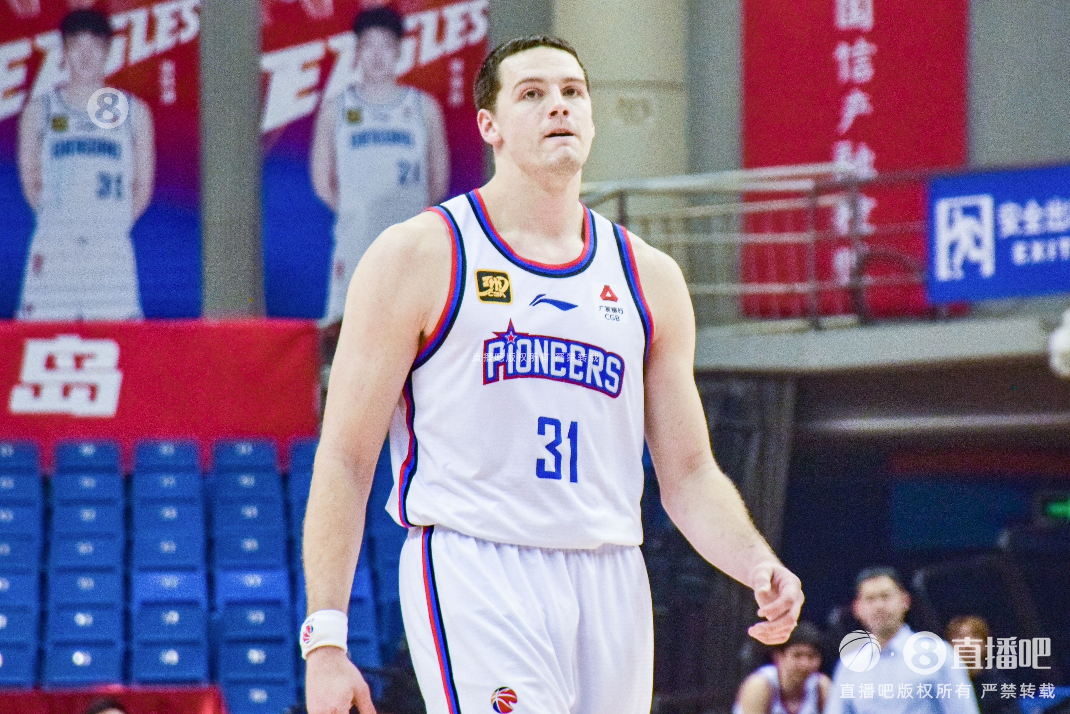  手感來遲了！大衛(wèi)-詹姆斯19中7&三分10中4拿到18分15籃板